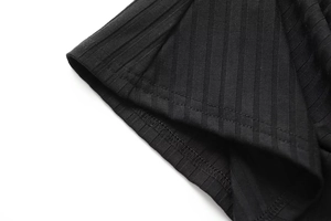 Primer plano del tejido de punto acanalado negro mostrando detalles de la costura