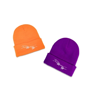 Détail de la broderie classique de mains sur bonnets côtelés en orange et violet