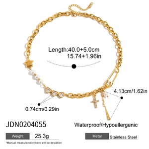 Vue détaillée du collier à maillons dorés avec breloques et dimensions précises