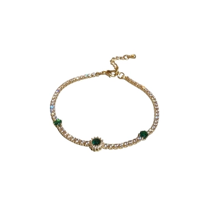 Bracelet élégant en or avec trois pierres vertes et sertissage pavé de zircons fins