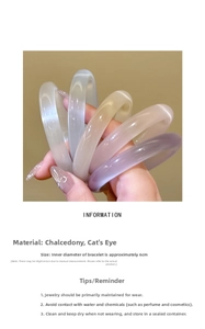 Dettaglio del bracciale rotondo in calcedonio e vetro con diametro 6 cm e trama traslucida