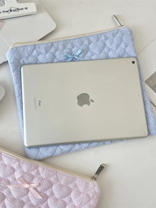 Quilted heart-pattern laptop sleeve with cute bow detail for 13-inch tablets
