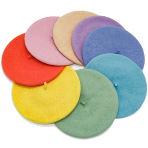 Vista superior de una colorida colección de boinas de lana en ocho tonos vibrantes