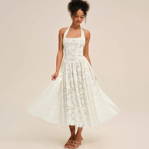 Robe d'été élégante en dentelle blanche avec dos nu et coupe trapèze pour femmes