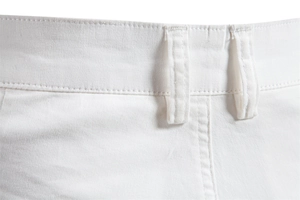 Détail de la taille d'un short en coton blanc avec passants et doubles coutures renforcées