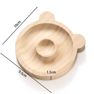 Detail of bear-shaped pine wood jewelry tray with size measurements and natural wood grain