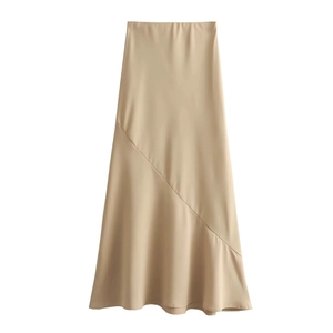 Jupe midi évasée en satin champagne élégante avec coupe en biais et texture soyeuse