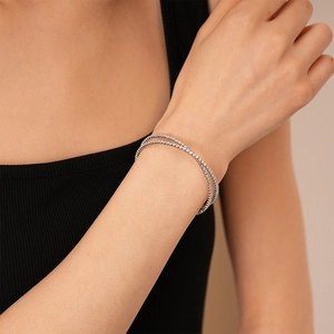 Bracelet de tennis élégant en argent à double couche de zircon présenté sur un mannequin