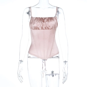 Dettaglio del top a corsetto in raso rosa con design a pieghe e stecche interne