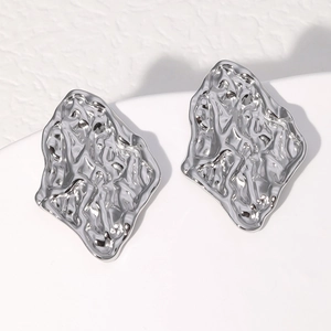 Silberne Edelstahl-Ohrstecker mit unregelmäßiger Wellenstruktur und modernem Kunstdesign