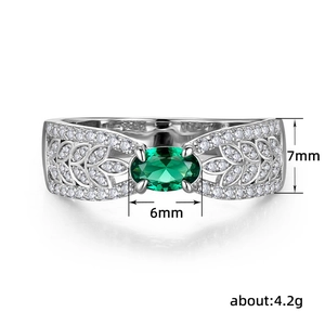 Anello con gemma verde smeraldo, fascia a foglia in argento e piccoli cristalli bianchi