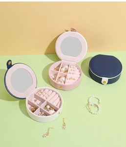 Lot de trois boîtes à bijoux nomades en cuir blanc, rose et bleu avec intérieur velours