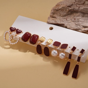 Détail d'un lot de six boucles d'oreilles vintage perles et cœurs sur carte