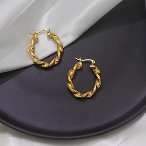 Créoles torsadées plaquées or 18 carats sur soie et céramique pour un style chic moderne