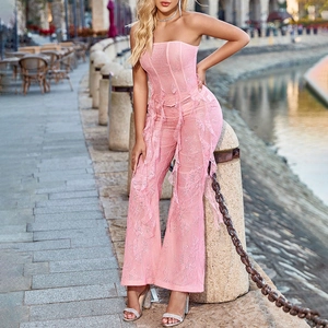 Détails du haut bandeau en dentelle rose et pantalon évasé avec texture fine