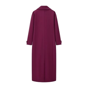 Vue arrière d'un manteau long en laine violet pour femmes avec poignets à boutons élégants