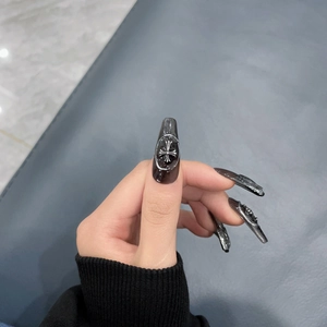 Faux ongles longs forme cercueil gris foncé style gothique avec motifs croix argent