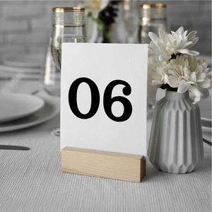 Détail du porte-numéro de table en bois avec carte 06 minimaliste pour les mariages