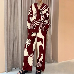 Détail de l'imprimé géométrique abstrait sur un ensemble chemise et pantalon à taille haute