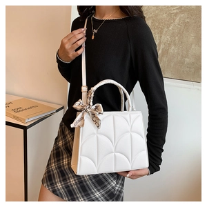 Vue détaillée du sac cabas blanc avec matelassage en éventail et foulard en soie élégant