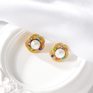 Dettaglio di orecchini a perno in oro intrecciato con perle e strass colorati su seta