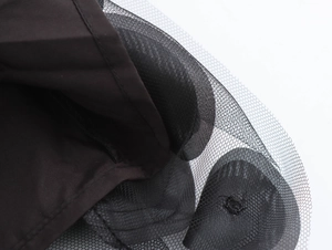 Dettaglio delle cuciture in mesh nero e finitura interna raffinata del vestito elegante