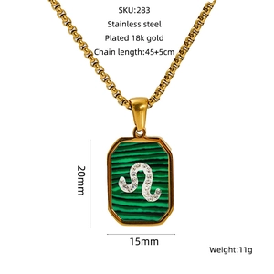 Vue détaillée du pendentif en malachite plaqué or 18k avec un motif serpent serti