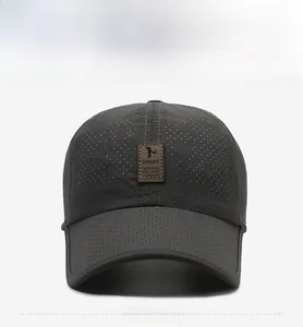 Dettaglio cappellino in rete ad asciugatura rapida con toppa in pelle Sport e tessuto traspirante