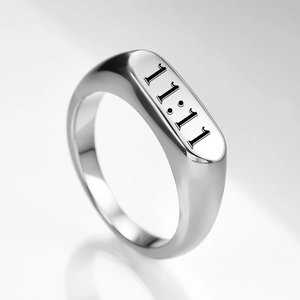 Macro di anello a sigillo ovale in acciaio argento con incisione del numero 11:11 lucido