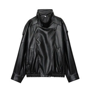 Détail de la veste en cuir PU grainé avec col montant et détails de poche cousus