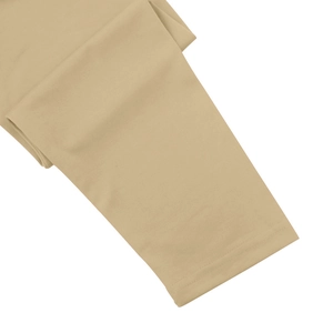 Gros plan du poignet d'un polo kaki montrant les coutures précises et le tissu tricoté