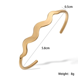 Detailed view of wave-shaped 18K gold plated bangle showing dimensions 0.5cm and 5.8cm