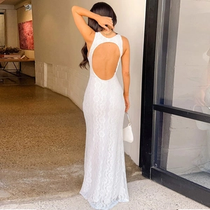 Robe longue blanche en dentelle dos nu coupe ajustée élégante portée par un mannequin