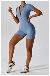 Détail de la combinaison de yoga bleu clair avec fermeture éclair et tissu athlétique stretch