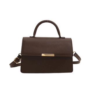 Sac bandoulière marron foncé élégant avec fermoir doré et texture raffinée