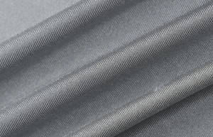 Vue macro détaillée du tissu tricoté gris argenté avec des plis fins et soyeux