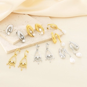 Détails de boucles d'oreilles œil porte-bonheur avec perles et zircon sur plateau