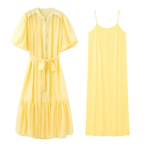 Detalle de vestido amarillo de dos piezas con volantes, mangas abullonadas y forro