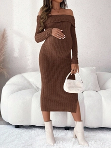 Abito premaman in maglia marrone con spalle scoperte a maniche lunghe e vestibilità slim