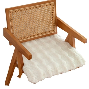 Cuscino per sedia in finta pelliccia spessa su seduta in rattan con morbida texture