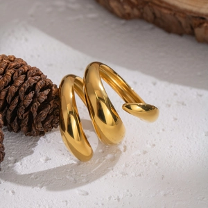 Anello a spirale in acciaio inossidabile placcato oro 18K su pietra testurizzata minimal