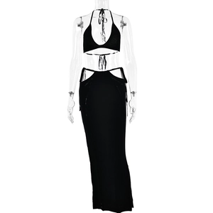 Completo due pezzi in maglia nera con top a lupetto e gonna lunga con ritagli in vita