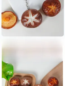Dettaglio macro del ciondolo a forma di fungo shiitake in PVC con texture e portachiavi
