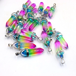 Detail van zeshoekige kristallen hangers met regenboogverloop en zilverkleurige sluitingen