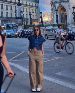 Photo de rue de crop top en denim bleu foncé et pantalon cargo kaki pour femme