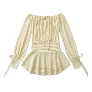 Détails de la taille froncée et de l'ourlet basque sur ce chemisier beige à épaules nues