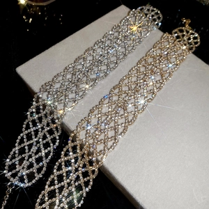 Détail de colliers en maille évidée sertis de diamants en finitions or et argent