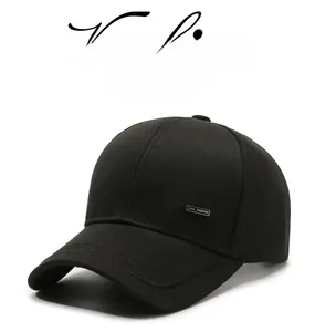 Détail de la casquette de baseball noire avec étiquette métallique mode sur le côté