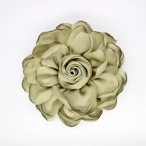 Detail einer handgefertigten Satin-Rose in Olivgrün mit Lagenlook und weicher Textur