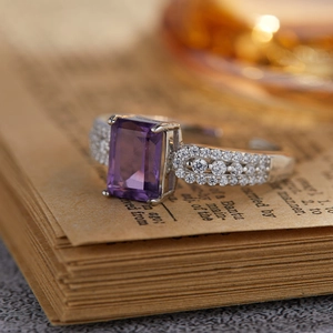 Bague Élégante en Argent Sterling 925 pour Femme Avec Améthyste Naturelle Taille Émeraude Design Carré Accents de Strass